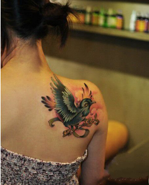 时尚美女肩部唯美好看的燕子纹身图案图片