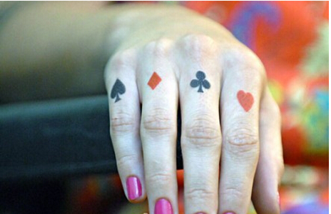 美女手指漂亮好看的黑桃爱心梅花方片图片