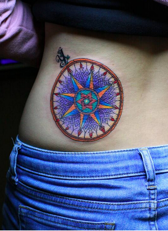 美女腰部唯美时尚好看的彩色六芒星纹图片