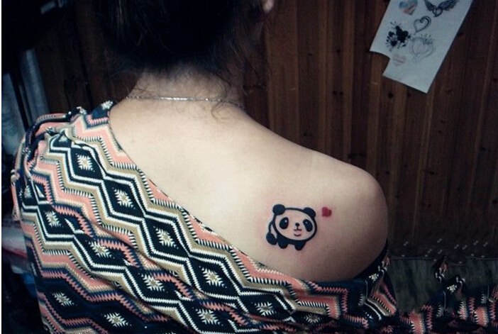 美女肩部可爱好看的熊猫纹身图案图片