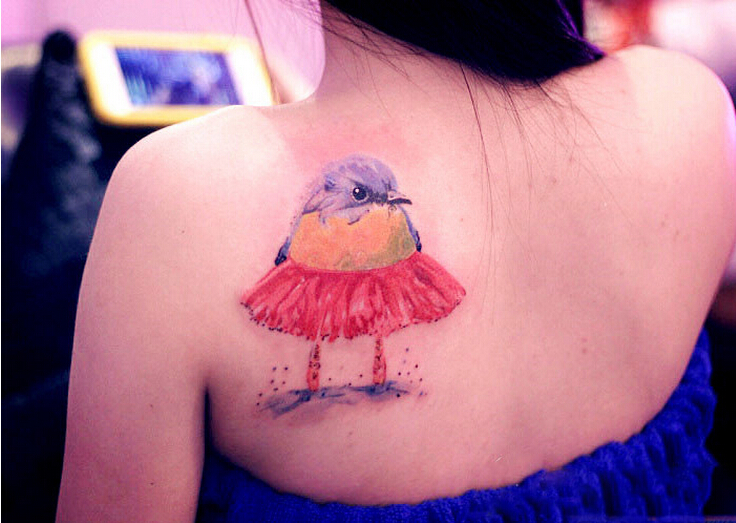 美女肩部个性创意穿蓬蓬裙小鸟纹身图图片