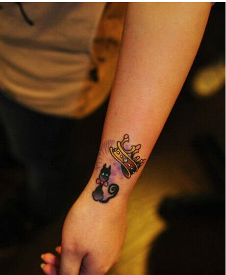 漂亮手腕好看的小猫咪皇冠纹身图案图片