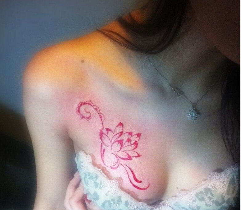 性感美女胸部唯美好看的红色莲花纹身图片
