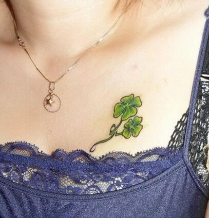 淑女胸部唯美好看的小清新四叶草纹身图片