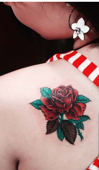 美女肩背唯美时尚好看的玫瑰纹身图案图片