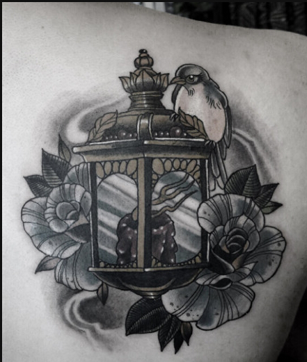 男生后肩背经典时尚好看的灯纹身图案图片