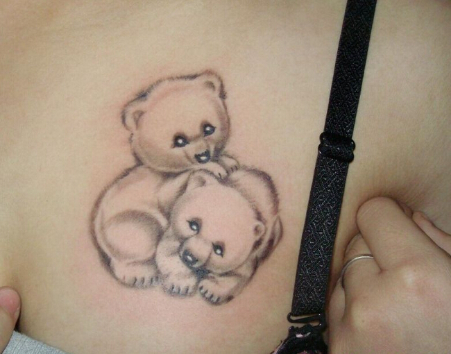 性感美女胸前可爱漂亮的小熊纹身图案图片