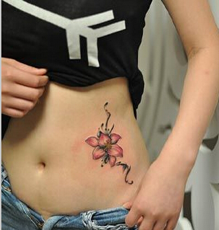 美女腰间唯美好看的百合花纹身图案图片