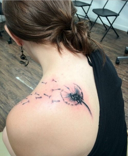 美女肩膀上简单好看的蒲公英纹身图案图片