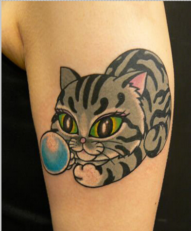 手臂上超萌超好看的小猫玩球纹身图案图片