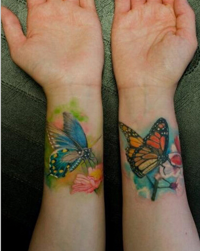 手腕上漂亮好看的彩色蝴蝶纹身图案图片