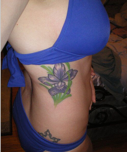 性感妹子腰部紫色漂亮的兰花纹身图案图片