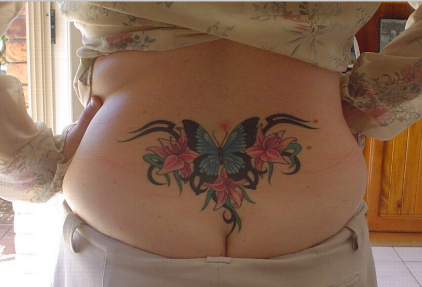 后腰部漂亮好看的百合花和蓝蝴蝶纹身图片