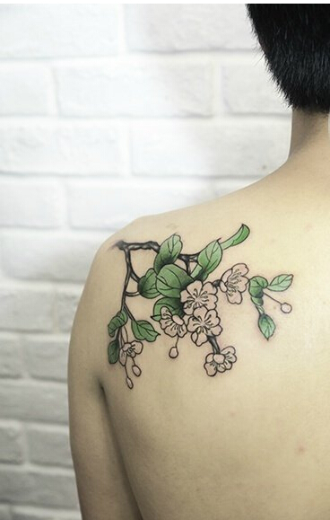 后肩背漂亮好看的梨花纹身图案图片