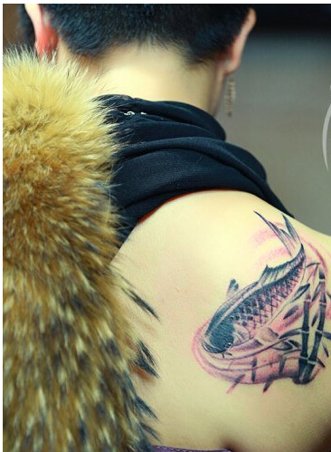 美女后肩背时尚好看的竹子鲤鱼纹身图图片