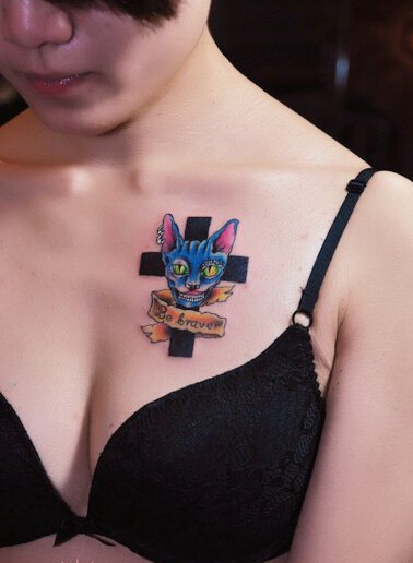 美女胸口精美好看的彩色猫咪十字架纹图片