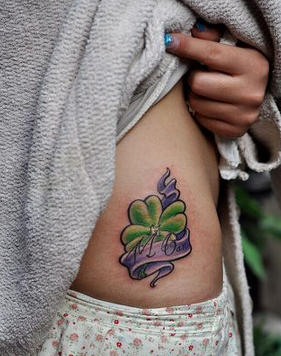 时尚女性侧腰唯美好看的四叶草飘带纹图片