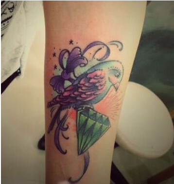 女孩子手臂上时尚好看的小鸟蝴蝶结与图片