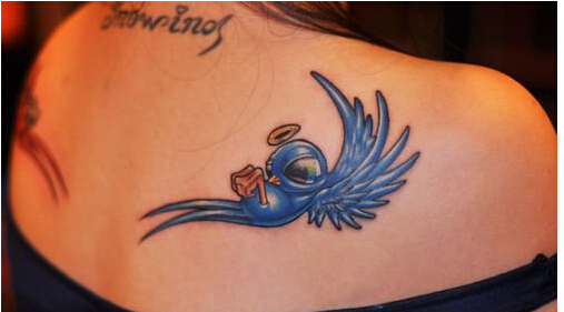 女孩子肩背漂亮好看的小鸟纹身图案图片