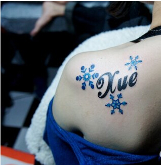 女生肩背时尚漂亮好看的彩色雪花纹身图片
