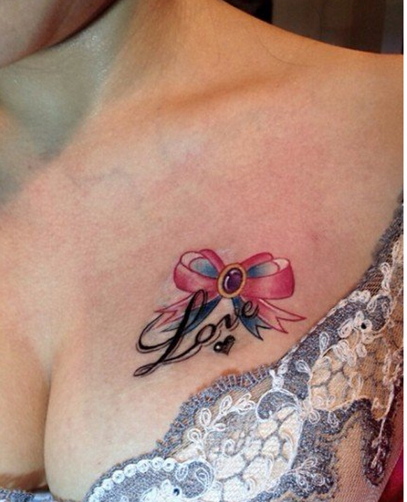 女性胸部唯美好看的彩色蝴蝶结字母纹图片