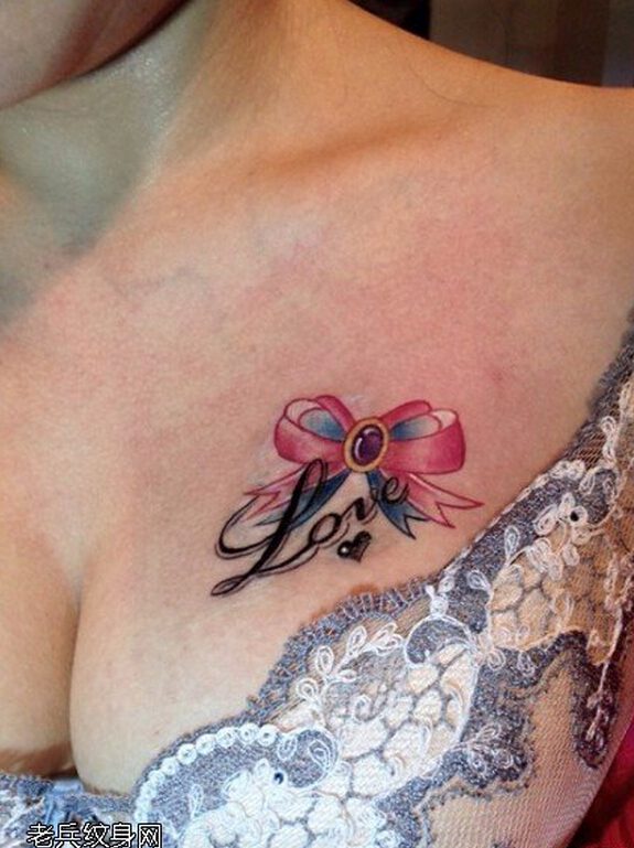女性胸部漂亮好看的彩色蝴蝶结字母纹图片