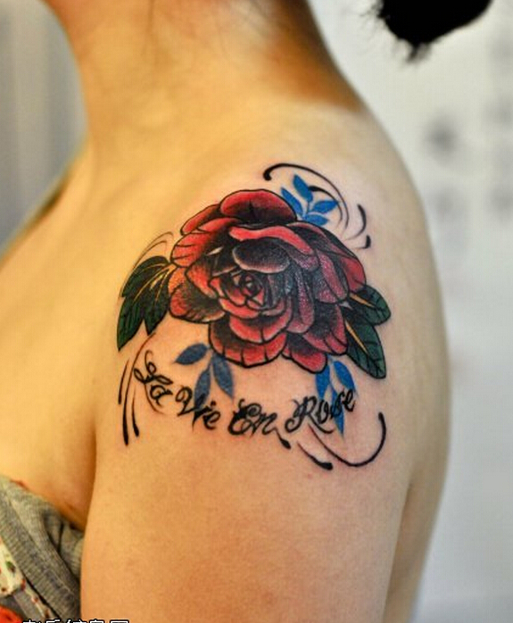 女性肩部精美好看的彩色玫瑰花纹身图图片