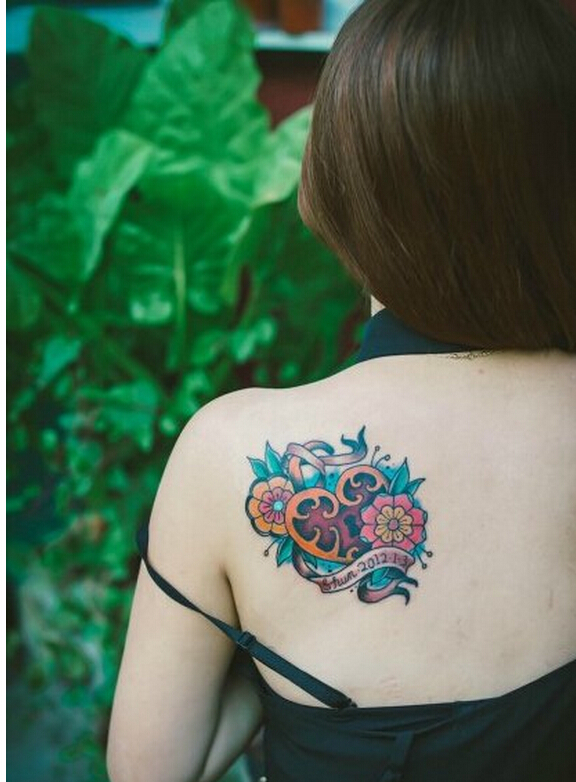 女性后肩背唯美时尚的彩色锁纹身图片图片