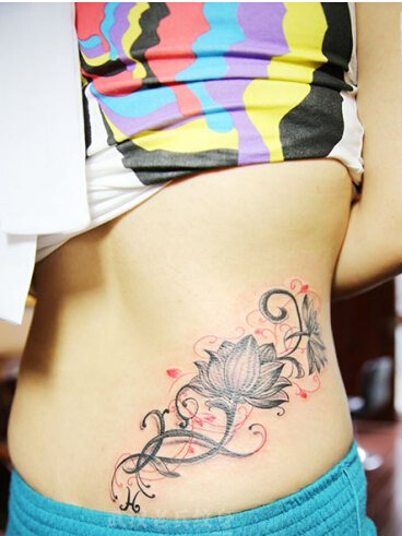 美女后腰部漂亮好看的莲花藤蔓纹身图图片