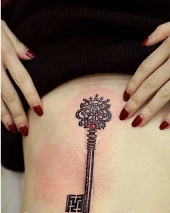 性感女性腹部唯美时尚的钥匙纹身图案图片
