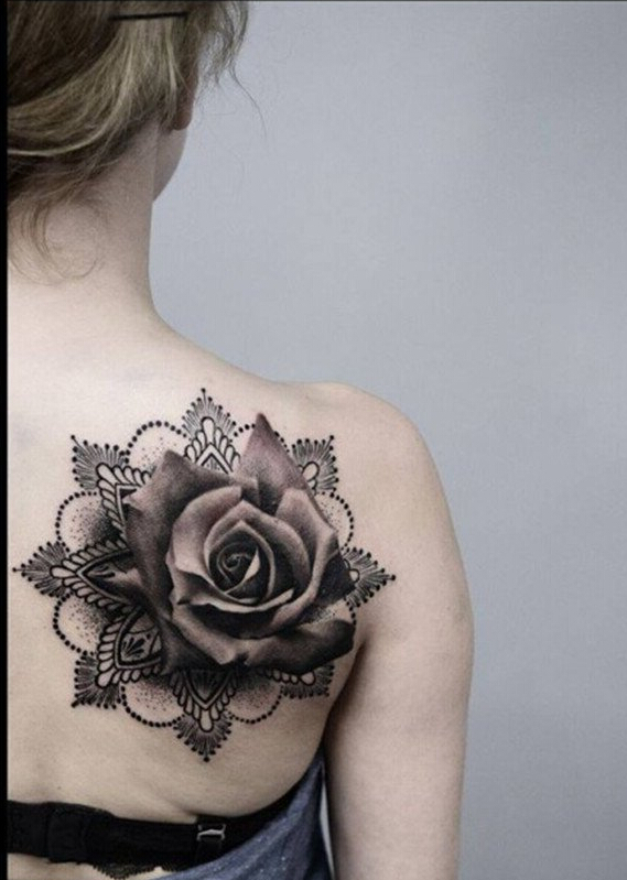 女性肩部漂亮好看的黑灰玫瑰花纹身图图片