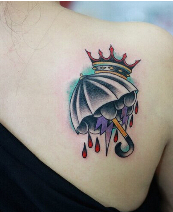 女性肩部精美漂亮好看的皇冠小雨伞纹图片