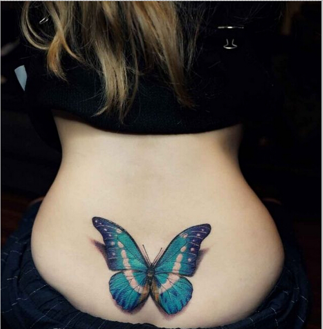 时尚女性后腰部个性好看的彩色蝴蝶纹图片