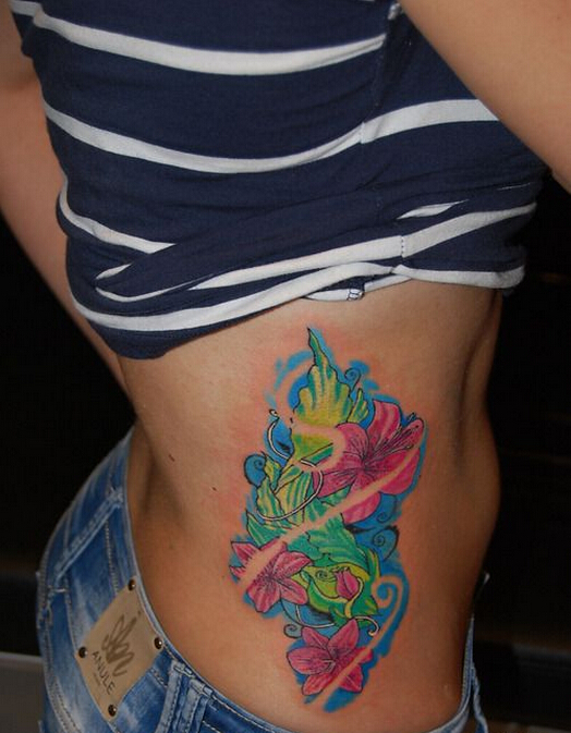 时尚侧腰部唯美时尚的重彩花朵纹身图图片