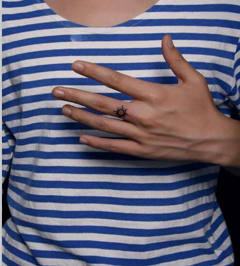 中指上漂亮好看的小太阳纹身图案图片