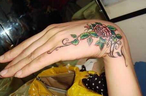 女孩手背漂亮好看的花藤纹身图案图片