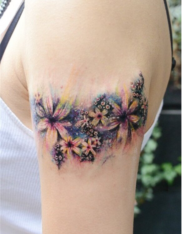 手臂精美好看的彩色星空花纹身图案图片