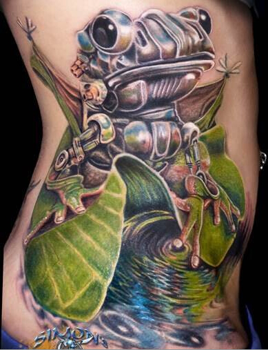 侧腰上一款时尚好看的金属青蛙纹身图图片