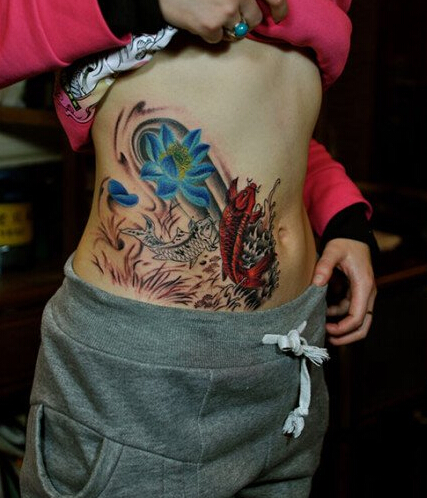 美女腹部时尚好看的鲤鱼莲花纹身图案图片