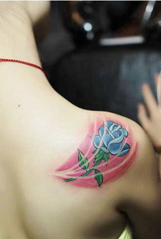 美女肩膀精美好看的蓝色玫瑰花纹身图图片