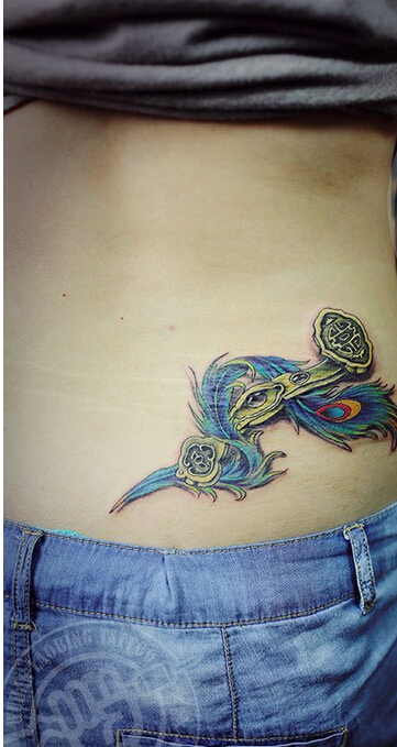 后腰部时尚好看的如意羽毛纹身图案图片