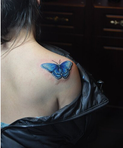 美女后肩部唯美好看的蝴蝶纹身图案图片