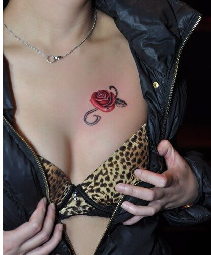 美女胸口唯美好看的红色玫瑰花纹身图图片缩略频道推荐图