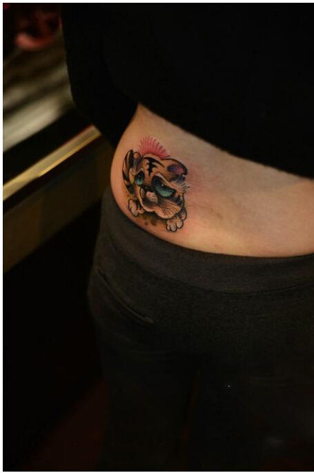 时尚女性侧腰可爱好看的老虎头像纹身图片