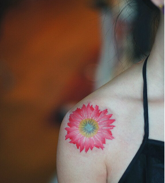 超美肩上漂亮好看的水彩花纹身图片图片