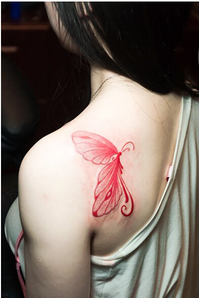 美女后肩背梦幻般的水墨蝴蝶纹身图案图片