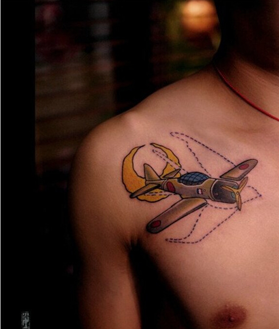 男性胸口彩色个性时尚好看的飞机纹身图片