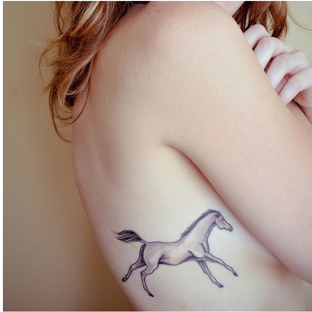 性感美女腰部唯美时尚好看的小马纹身图片