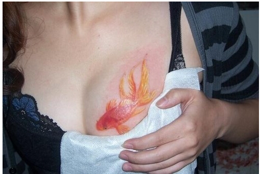 性感美女胸部小巧漂亮好看的金鱼纹身图片