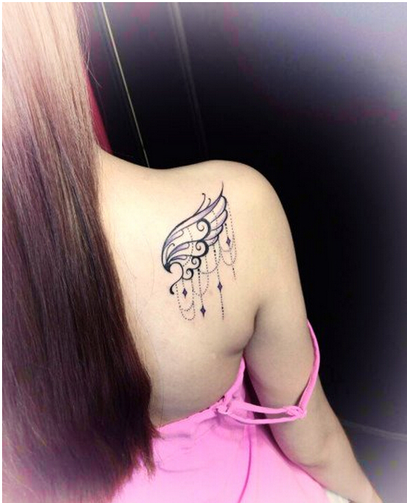美女肩膀处唯美好看的翅膀纹身图案图片